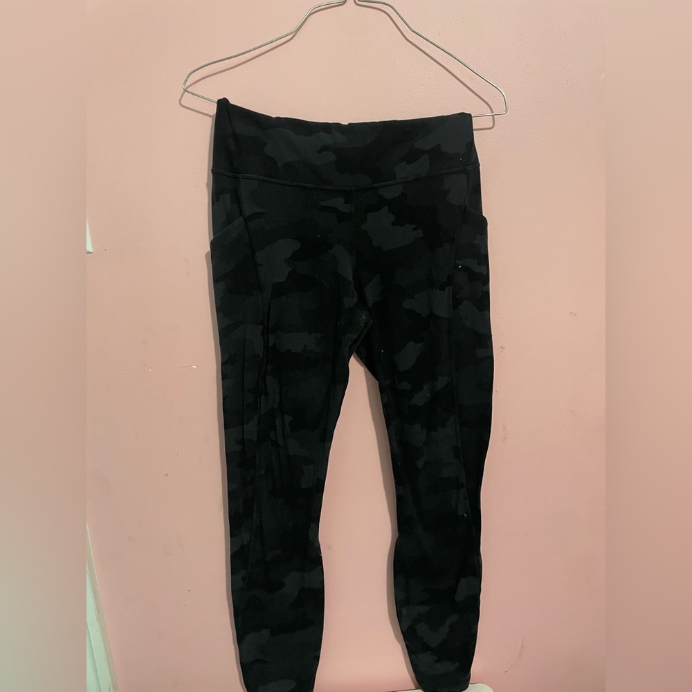 Women’s Black and Grey Camo lululemon Align High-Rise Pant with Pockets Size 6